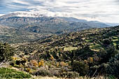 Creta - Paesaggio di montagna lungo la strada da Agia Galini a Spili, i monti Idi in lontananza avvolti nelle nuvole.